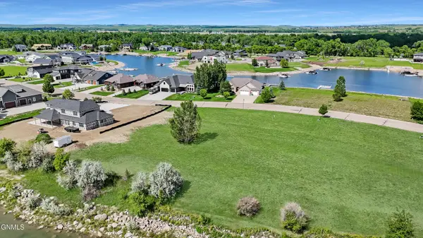 6116 Misty Waters Drive, Bismarck, ND 58503
