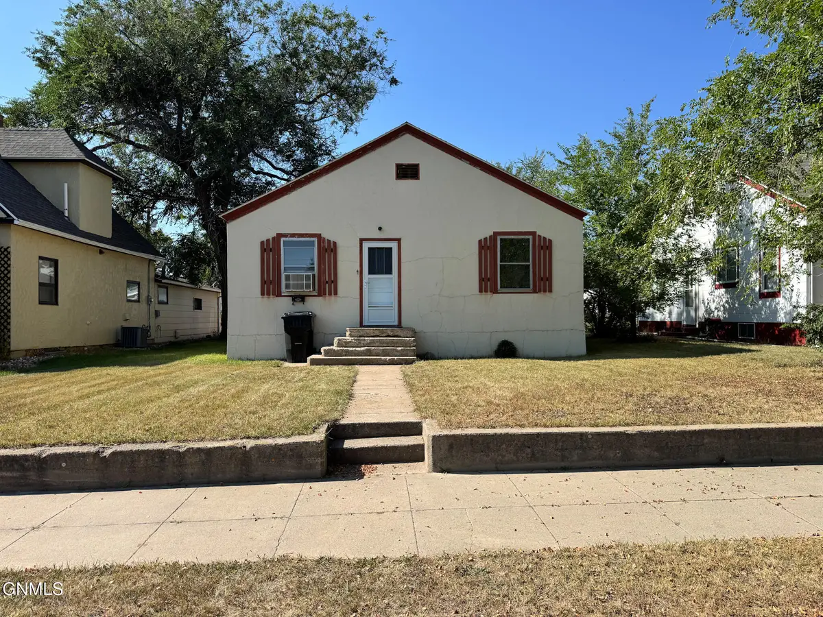 711 8th Avenue W, Williston, ND 58801 - #1