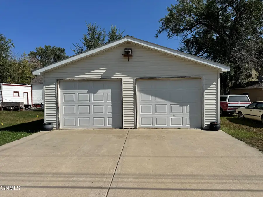 711 8th Avenue W, Williston, ND 58801 - #2