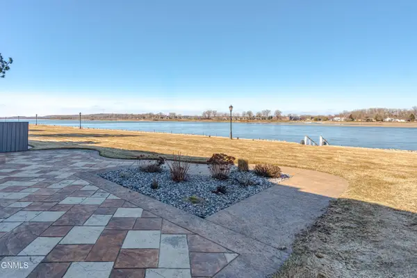 924 Southport Loop, Bismarck, ND 58504