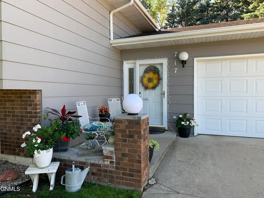 717 8th Avenue Nw, Jamestown, ND 58401 - #2