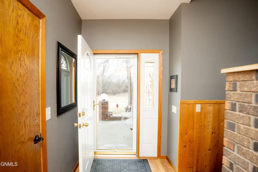 717 8th Avenue Nw, Jamestown, ND 58401 - #3