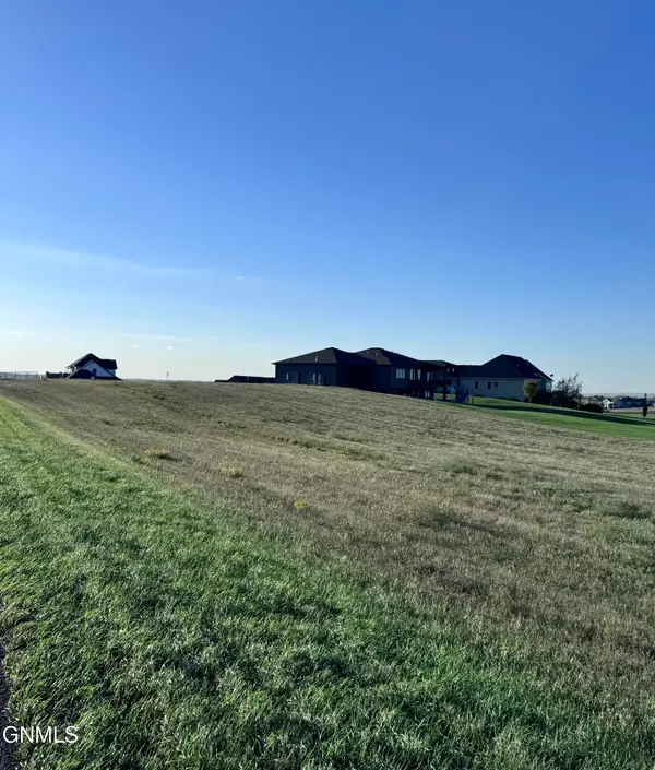 7505 Club House Drive, Bismarck, ND 58503