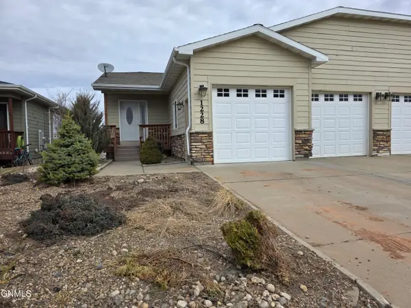 1228 23rd Street W, Dickinson, ND 58601