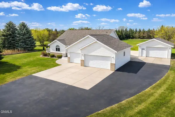 5292 Apple Creek Drive, Bismarck, ND 58504