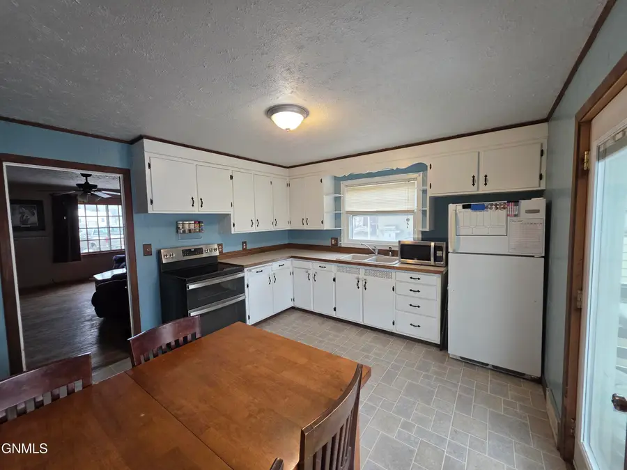 512 1st Street S, Ellendale, ND 58436 - #2