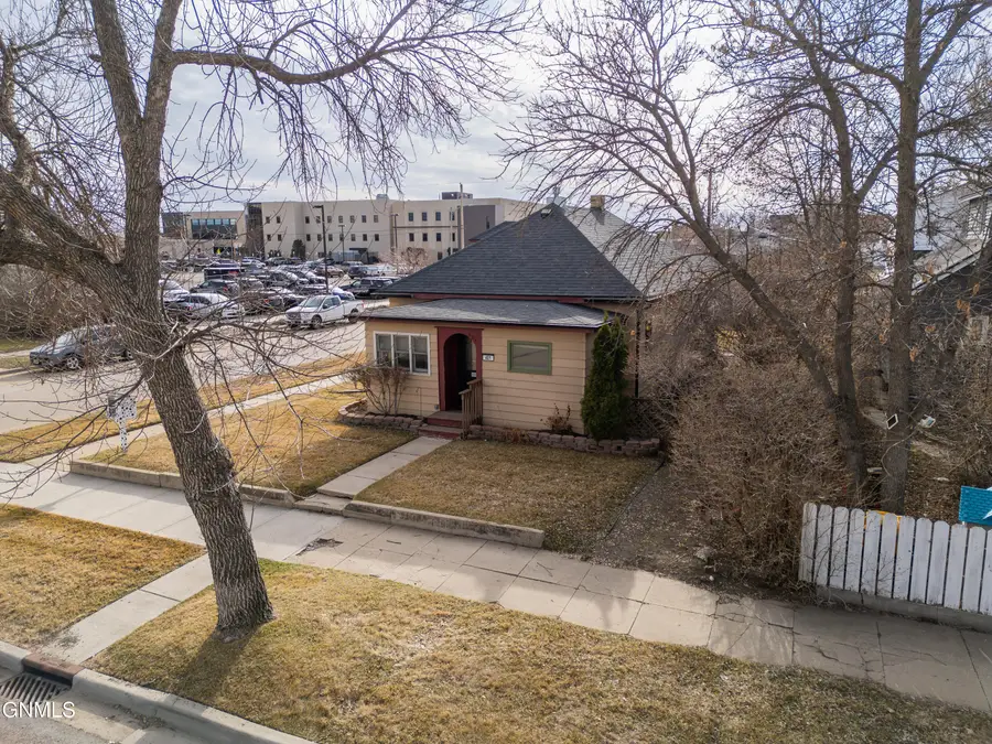 401 4th Avenue E, Williston, ND 58801 - #2