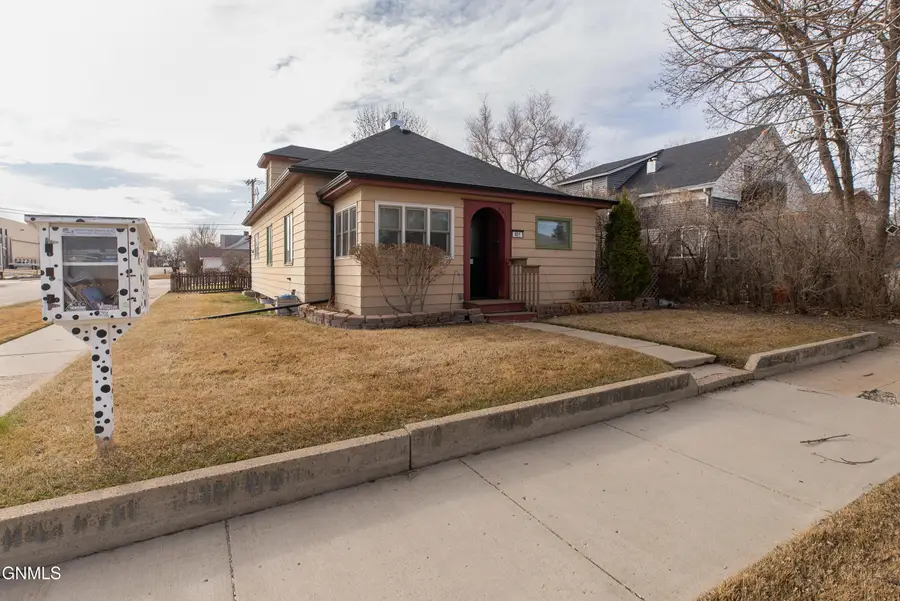 401 4th Avenue E, Williston, ND 58801 - #3