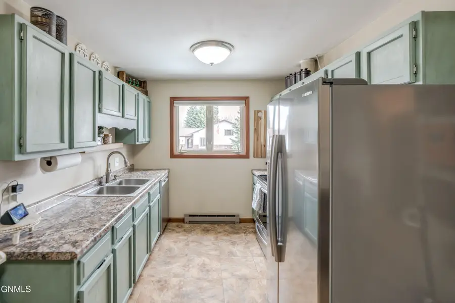 1905 10th Avenue Se, Mandan, ND 58554 - #2