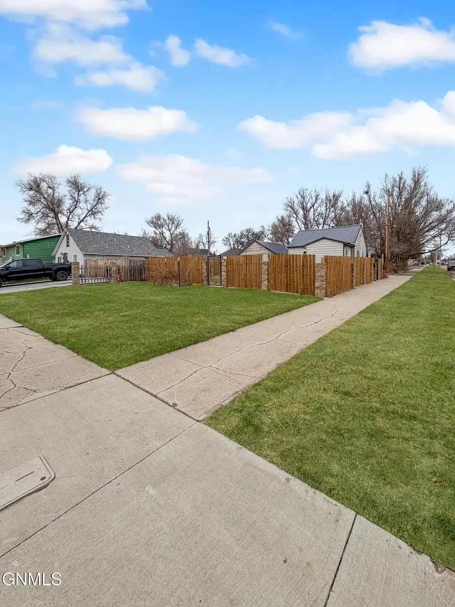 802 Broadway W, Williston, ND 58801 - #3