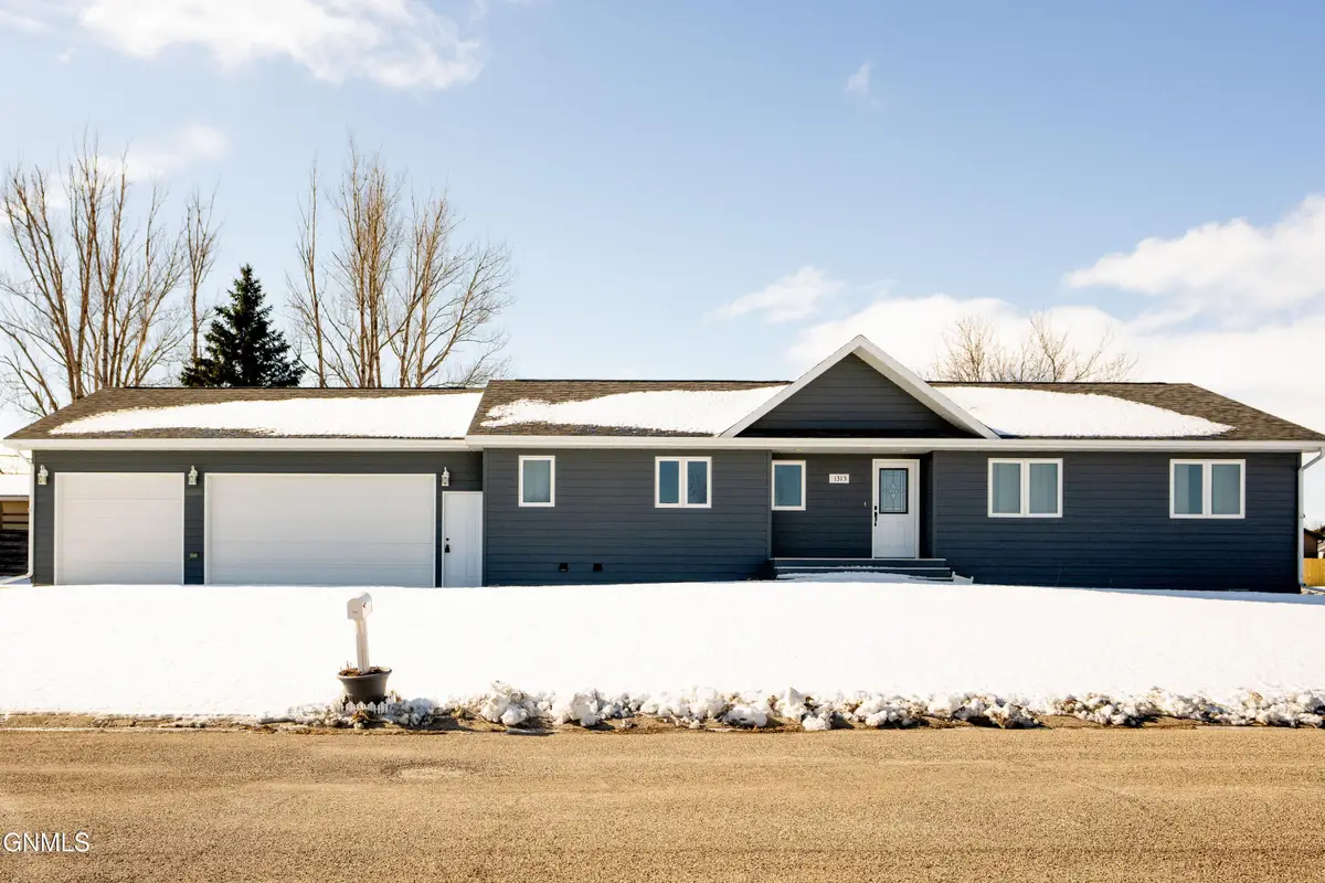 1315 8th Street Sw, Jamestown, ND 58401 - #1