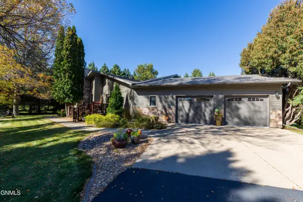 10744 Chokecherry Drive, Bismarck, ND 58503