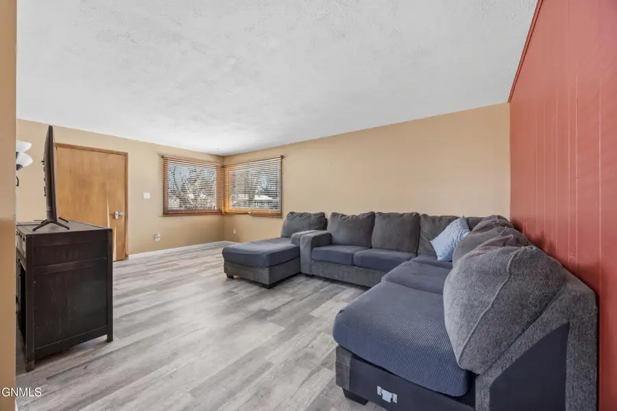 2702 9 1/2 Street N, Fargo, ND 58102 - #2