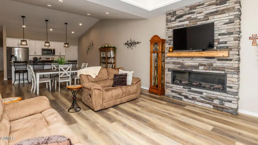 2506 34th Avenue Se, Mandan, ND 58554 - #3