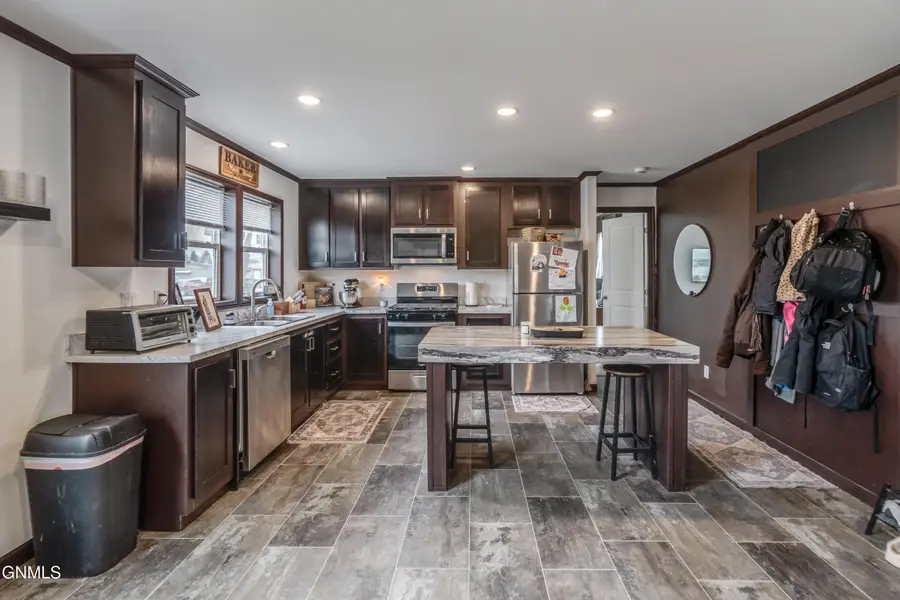 1008 Frontier Trail S, Mandan, ND 58554 - #2