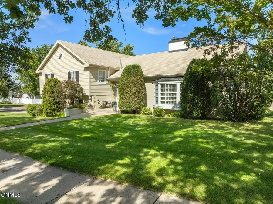 405 14th Street E, Williston, ND 58801 - #2