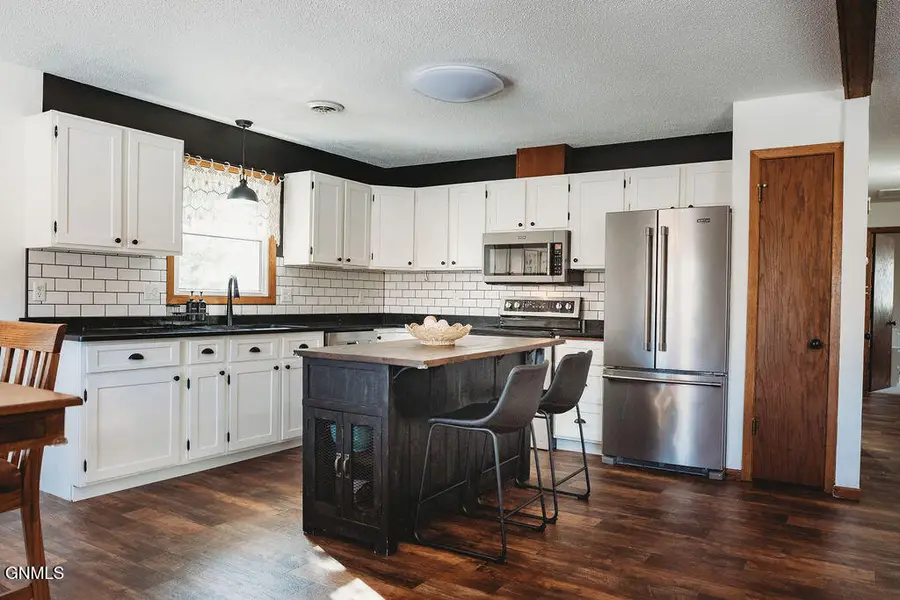 702 9th Street Nw, Jamestown, ND 58401 - #3