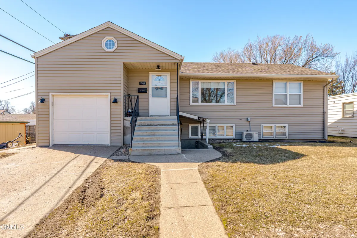 1009 Lake Avenue, Bismarck, ND 58504 - #1
