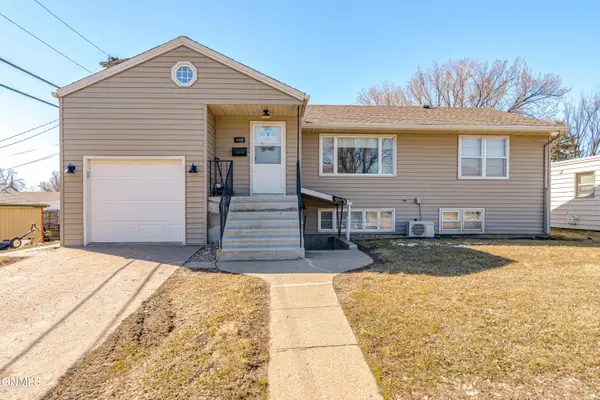 1009 Lake Avenue, Bismarck, ND 58504