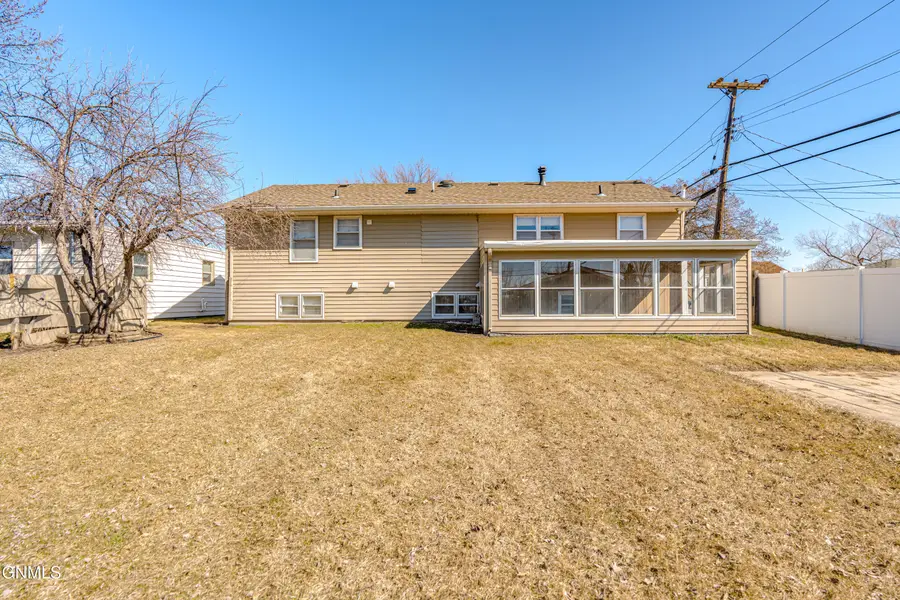 1009 Lake Avenue, Bismarck, ND 58504 - #2