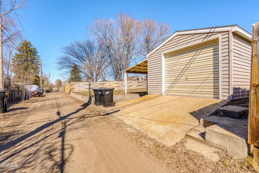 1009 Lake Avenue, Bismarck, ND 58504 - #3