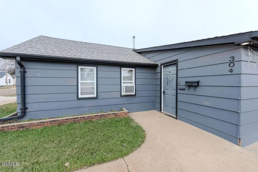 304 1st Street Sw, Dickinson, ND 58601 - #2