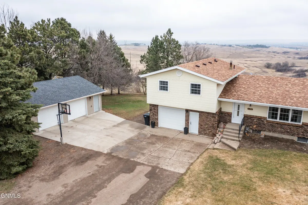 4904 Highland Road Nw, Mandan, ND 58554 - #1