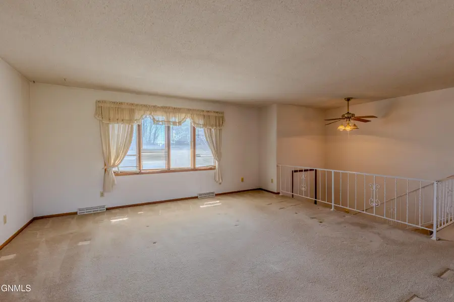 306 W Turnpike Avenue, Bismarck, ND 58501 - #2