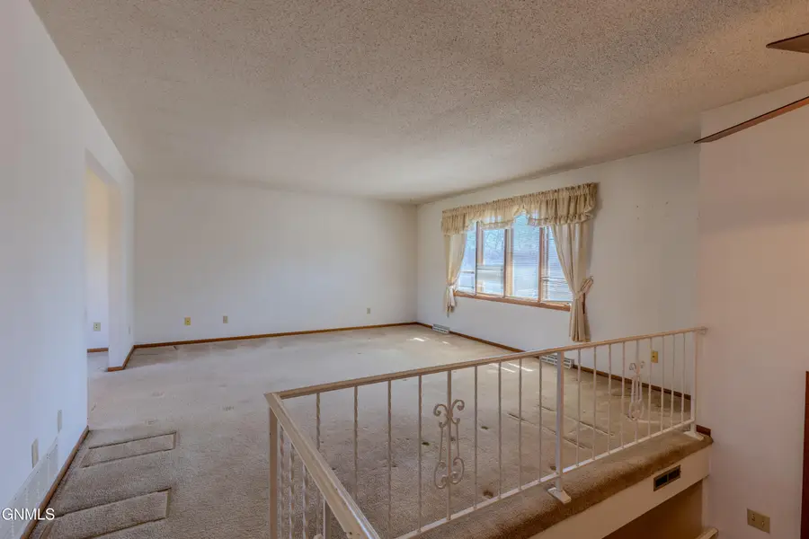 306 W Turnpike Avenue, Bismarck, ND 58501 - #3