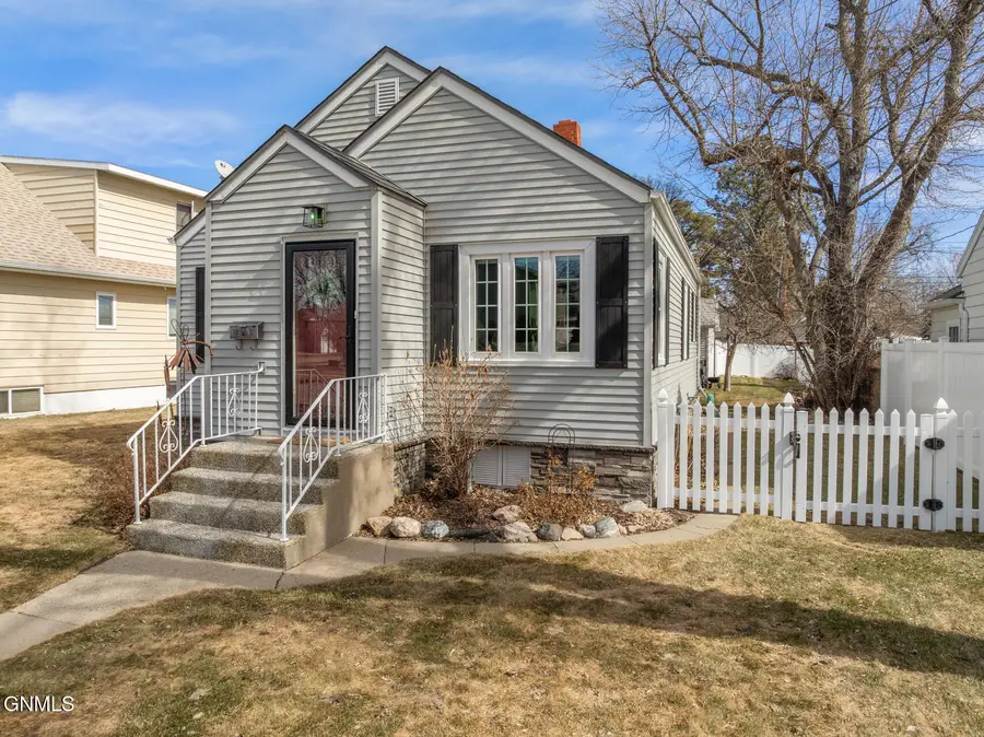 818 1st Avenue W, Williston, ND 58801 - #2