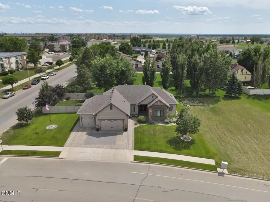 1605 Sand Creek Drive W, Williston, ND 58801 - #2