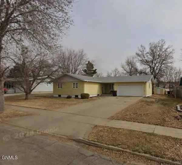 311 Lakota Avenue N, Center, ND 58530