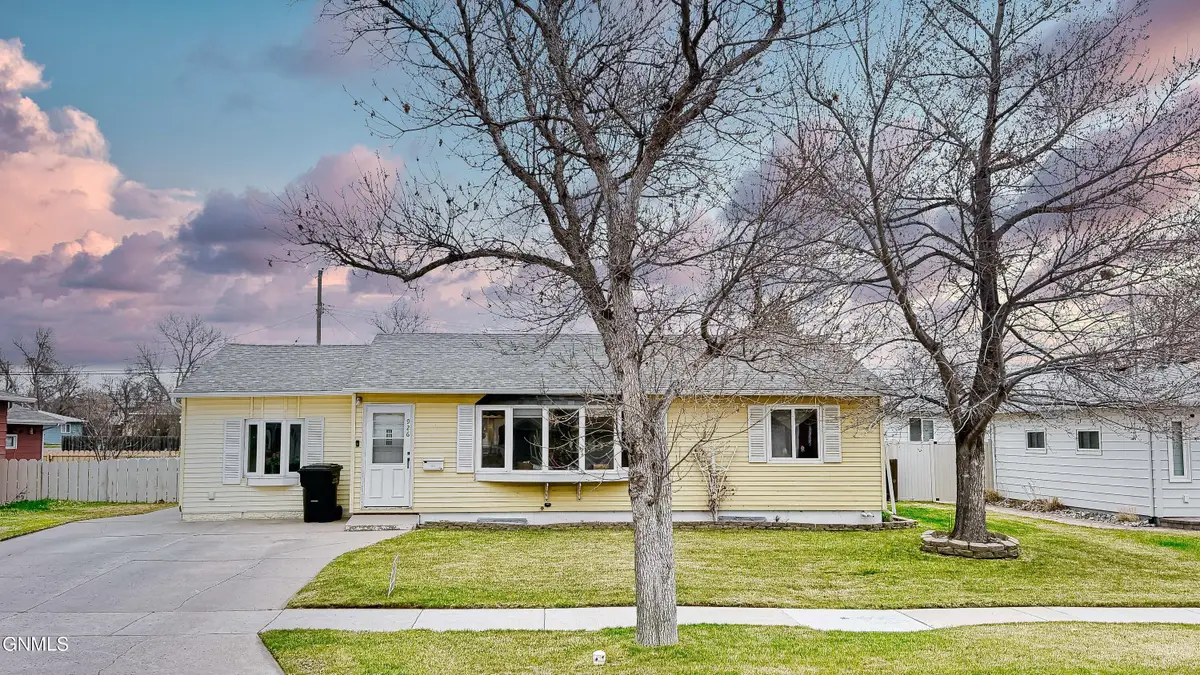 926 17th Avenue W, Williston, ND 58801 - #1