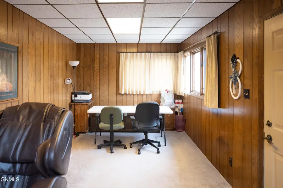 616 2nd Avenue Se, Jamestown, ND 58401 - #2