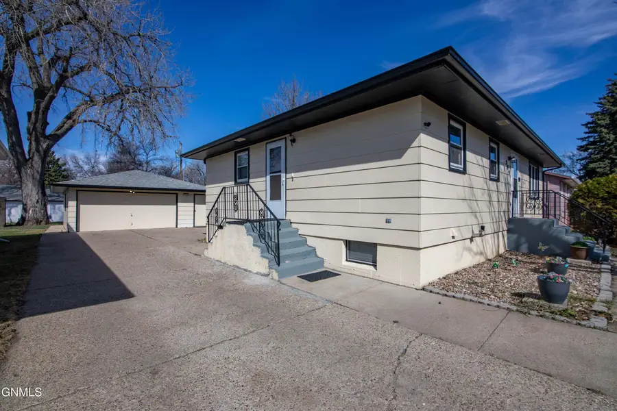 209 3rd Avenue Sw, Mandan, ND 58554 - #2