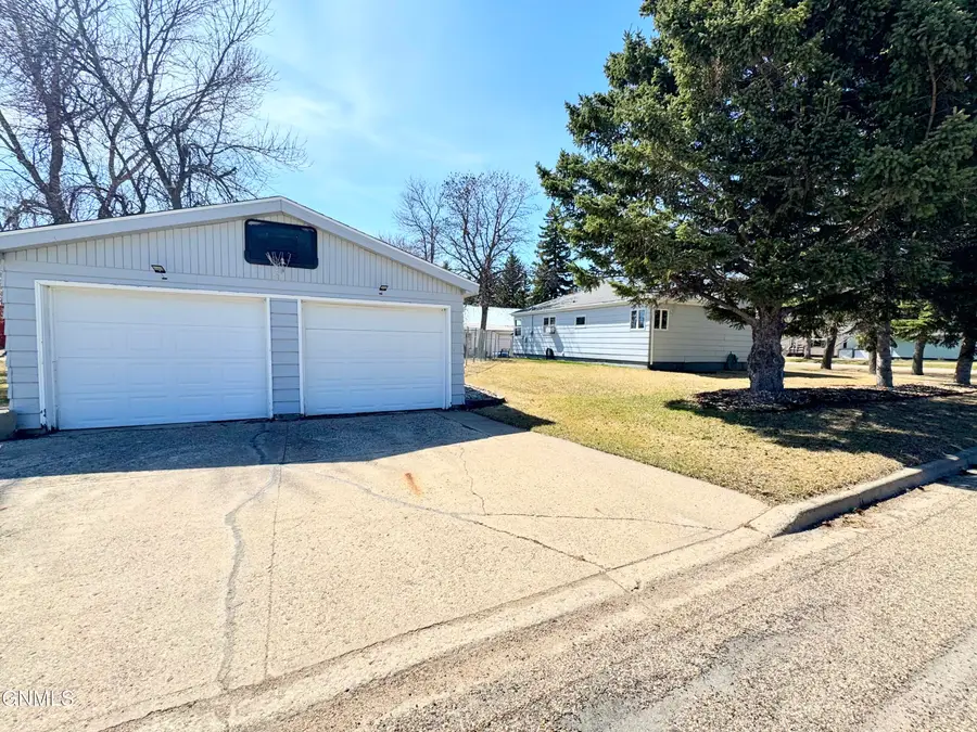 407 Roosevelt Avenue Ne, Bowbells, ND 58721 - #3