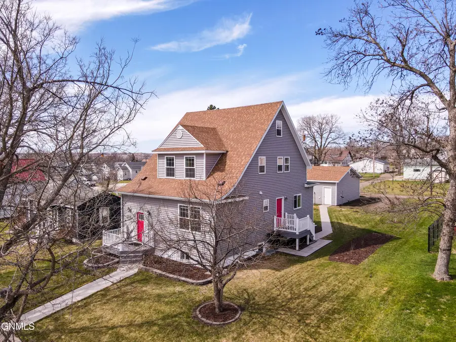 631 4th Avenue Nw, Valley City, ND 58072 - #3