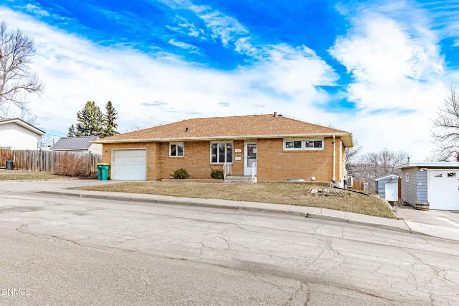 706 10th Avenue Nw, Mandan, ND 58554 - #2