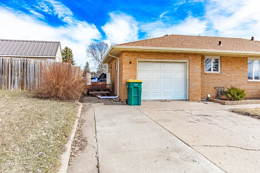 706 10th Avenue Nw, Mandan, ND 58554 - #3