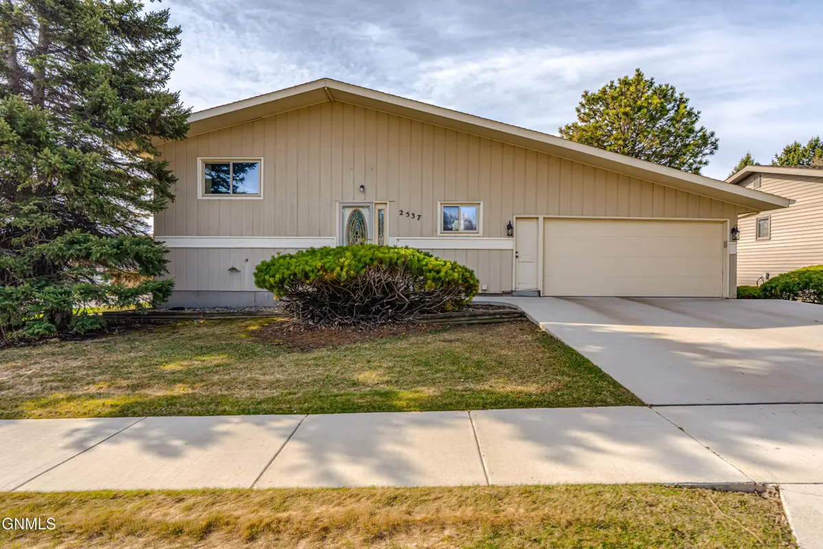 2537 Hillview Avenue, Bismarck, ND 58501 - #1