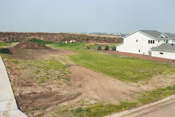 2016 Prairie Hawk Drive, Bismarck, ND 58503