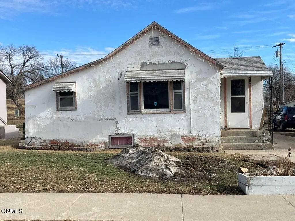 710 3rd Avenue E, Mobridge, SD 57601 - #1
