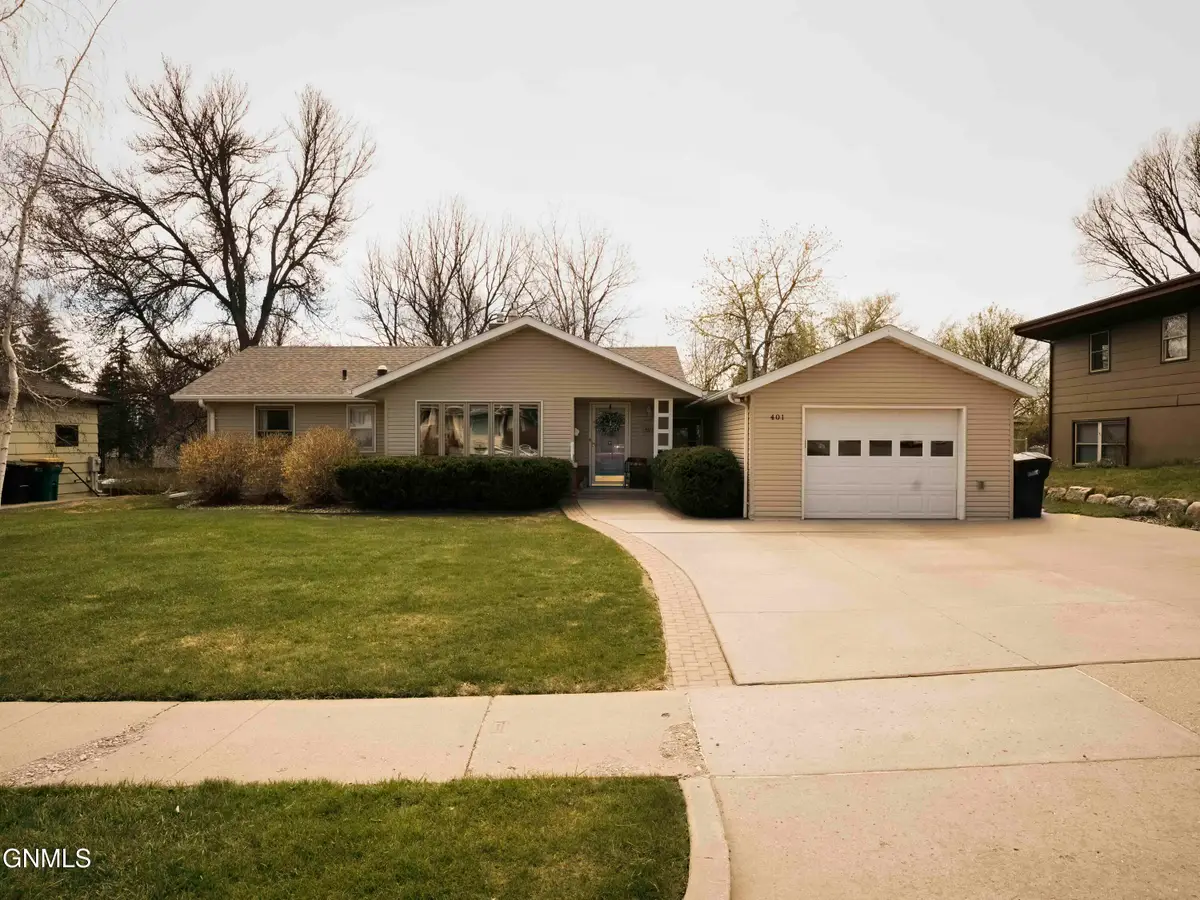 401 Boulevard Avenue W, Bismarck, ND 58501 - #1