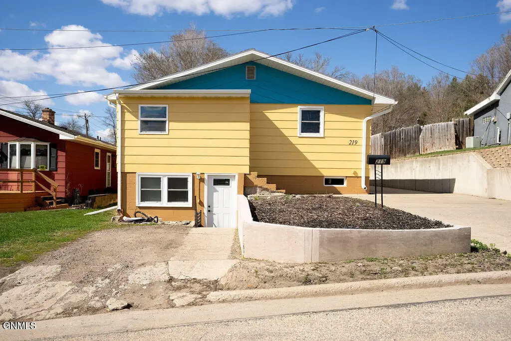 219 9th Street Ne, Jamestown, ND 58401 - #1