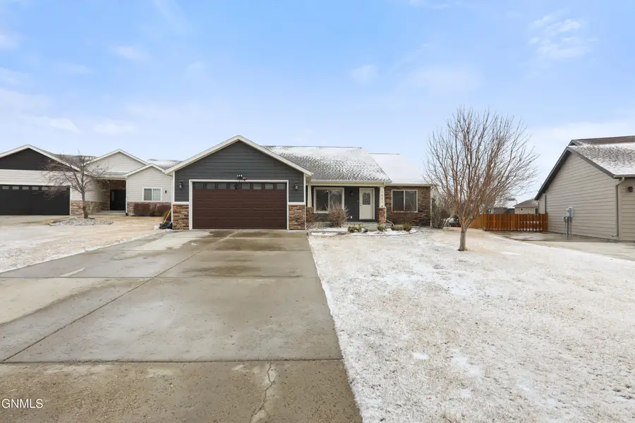 1547 Creekside Drive W, Williston, ND 58801 - #2