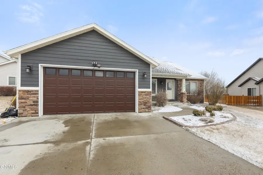 1547 Creekside Drive W, Williston, ND 58801 - #3