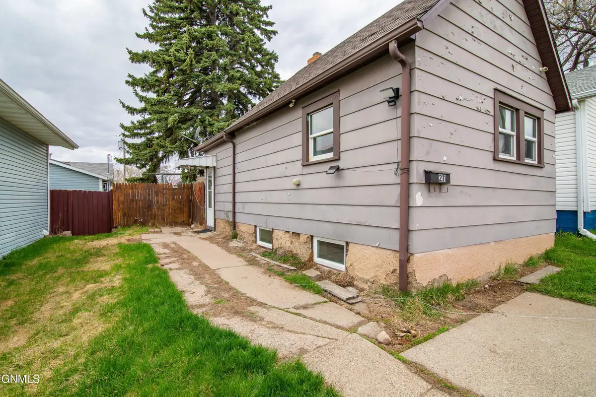 211 9th Avenue Ne, Mandan, ND 58554 - #1