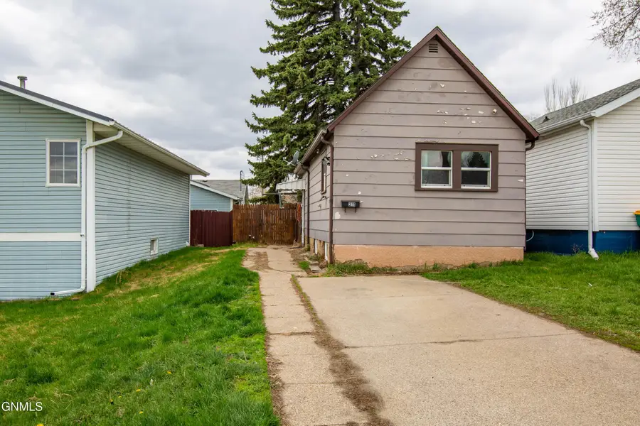 211 9th Avenue Ne, Mandan, ND 58554 - #2