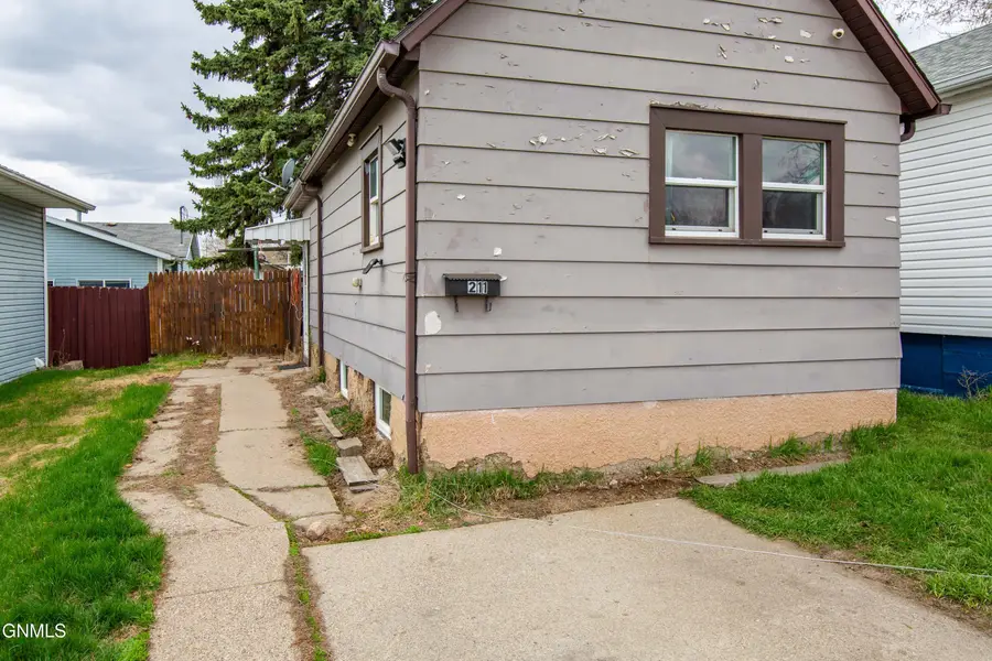 211 9th Avenue Ne, Mandan, ND 58554 - #3
