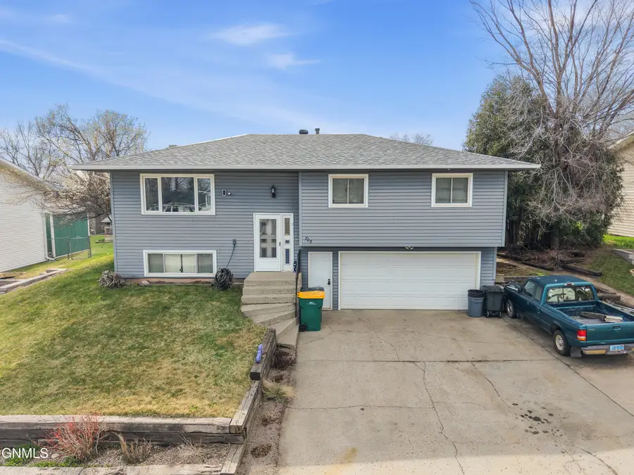 705 16th Avenue Nw, Mandan, ND 58554 - #3